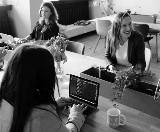 mujeres trabajando en una oficina