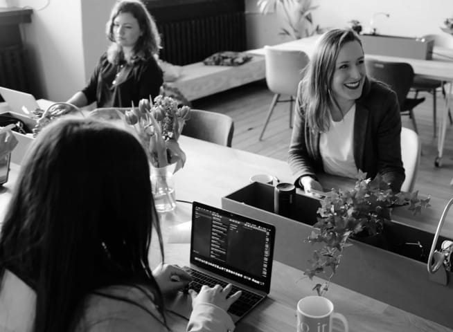 mujeres trabajando en una oficina