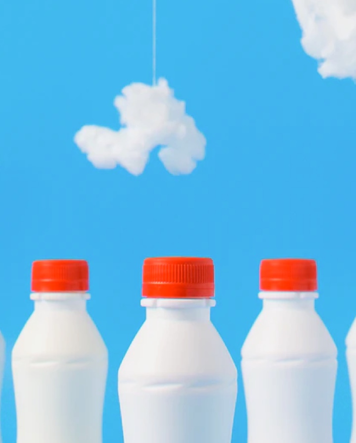 imagen de unas botellas de leche