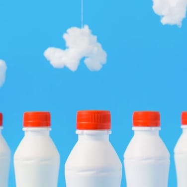 imagen de unas botellas de leche